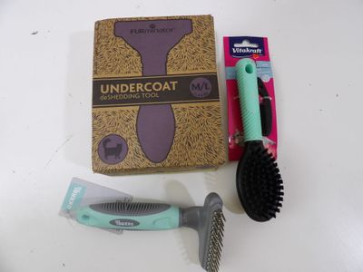 une brosse à cheveux, un peigne et une boîte de sous-vêtements posés sur une table