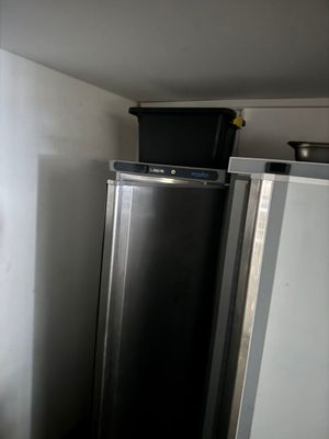 un réfrigérateur argenté dans un coin de la cuisine