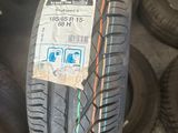 un gros plan sur un pneu posé sur un tas de pneus