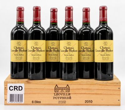six bouteilles de vin rouge dans une caisse en bois sur fond blanc