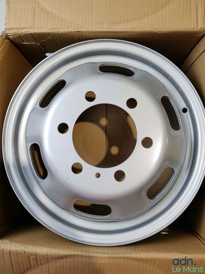 un gros plan d'une roue blanche dans une boîte en carton