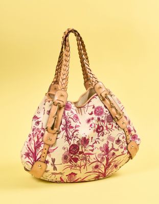 un gros plan d'un sac à main sur fond jaune