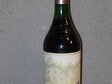 une bouteille de vin posée sur une table
