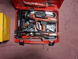 une boîte à outils rouge avec des outils sur le sol