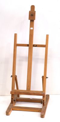 un chevalet en bois adossé à un mur blanc