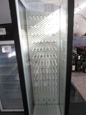 une vitrine en verre contenant de nombreuses bouteilles de vin