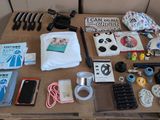 une table sur laquelle se trouvent de nombreux objets