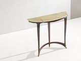 une photo d'une petite table avec un plateau en bois posée sur un sol blanc