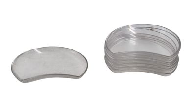 un gros plan sur un ensemble de gobelets en plastique transparent sur fond blanc