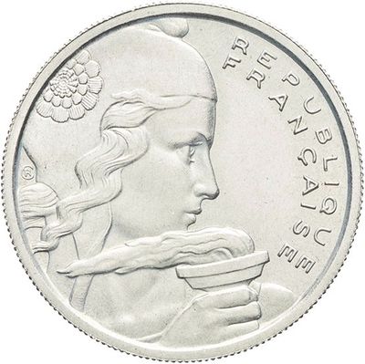 La pièce porte l'image d'une femme mangeant un hot-dog.