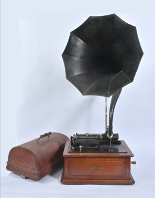 un vieux gramophone avec un coffret en bois à côté