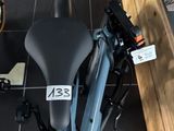 une moto posée par terre à côté d'un carton