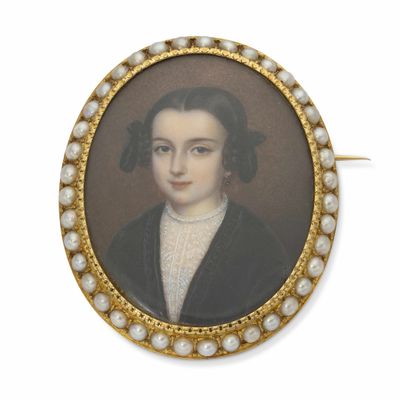 portrait d'une femme aux cheveux ornés de perles, dans un cadre doré