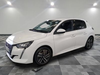 une voiture blanche garée sur un sol en damier dans un garage