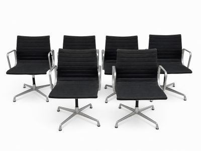 un lot de six chaises Eames noires avec des pieds en acier chromé