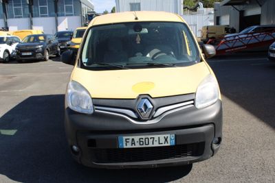 une camionnette jaune garée dans un parking