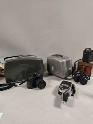 plusieurs types d'appareils photo différents posés sur une table