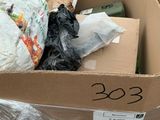une boîte en carton contenant des sacs et d'autres objets