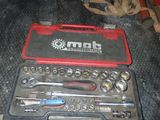 une trousse à outils posée sur le sol