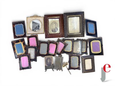 a lot of old picture frames on the wall