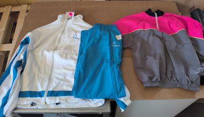 deux vestes posées sur une boîte en carton, sur une table