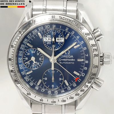 une image montrant un gros plan d'une montre-bracelet au cadran bleu