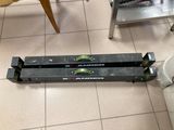 une paire de skis posée par terre