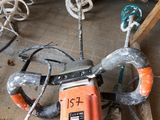 une pile d'outils posés sur le sol