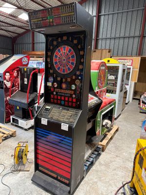 plusieurs bornes d'arcade dans un bâtiment, avec une fléchette au centre