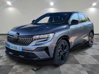 un SUV Kia Kole gris de 2021 garé dans un garage