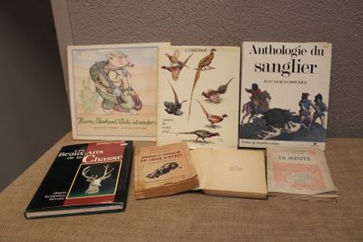 Plusieurs livres sont posés sur une table devant un mur.