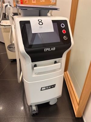 une machine qui se trouve dans le coin d'une pièce