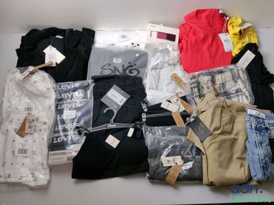 un tas de vêtements posés sur une table
