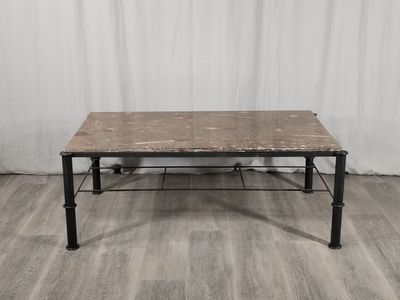 Table basse en fer forgé noirci reposant sur quatre pieds cy…