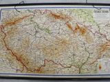 une vieille carte accrochée au mur d'une pièce, dans un cadre noir
