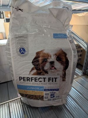 un sac de croquettes posé sur un tapis roulant