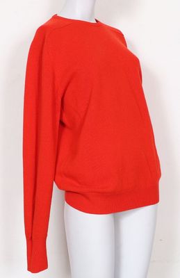 un pull rouge sur un mannequin mannequin mannequin mannequin mannequin mannequin mannequin mannequin mannequin mannequin mannequin