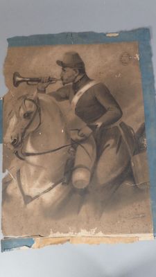 une vieille photo d'un homme à cheval jouant de la trompette