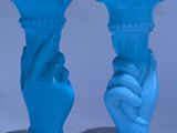 trois vases bleus posés les uns à côté des autres sur une table