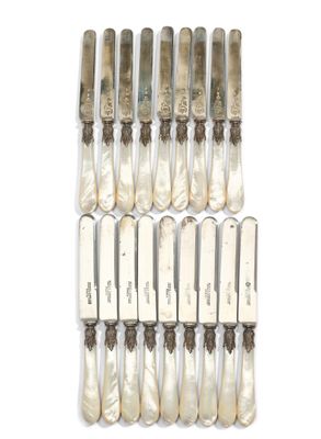 DIX-HUIT COUTEAUX À DESSERT les manches en nacre. Comprend :