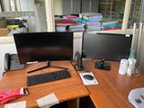un bureau équipé de deux écrans et d'un clavier