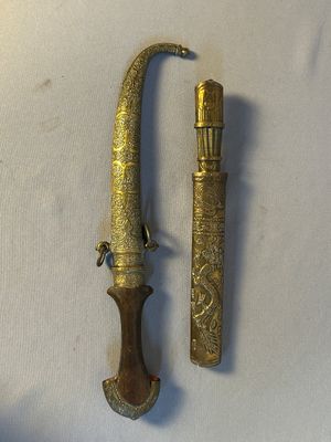 un couteau posé sur une surface blanche