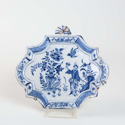 DELFT Plaque mouvementée en faïence à décor en camaïeu bleu …