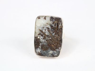 Gros plan sur une bague contenant une pierre