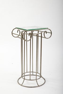 une photo d'une table en verre avec un piètement en métal et un plateau en verre