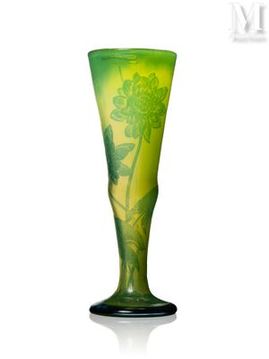un vase vert orné d'une fleur sur fond blanc