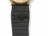 une montre noire avec un bracelet en bois sur fond blanc