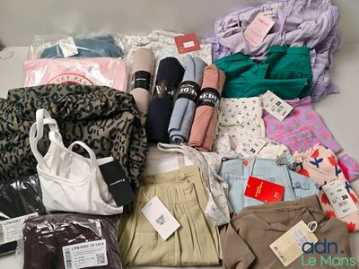 beaucoup de vêtements et des vêtements posés sur une table