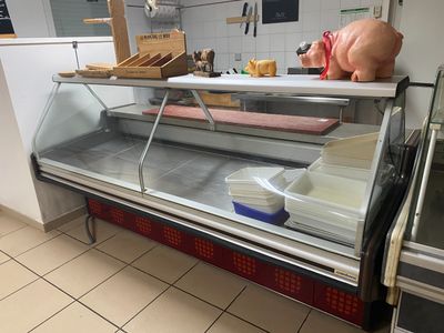 Une vitrine réfrigérée service arrière CRIOSBANC