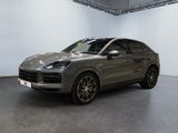 La Porsche Cayenne est garée dans une grande pièce aux murs blancs.